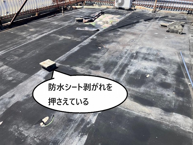 甲府市の3階建てビル　屋上シート防水が劣化している